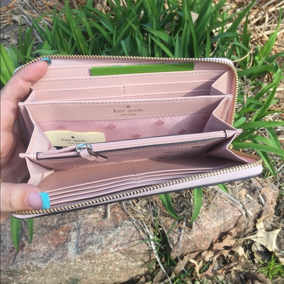 Kate Spade ♠️ beautiful zip around spring clutch🥰 - Picture 2 of 8